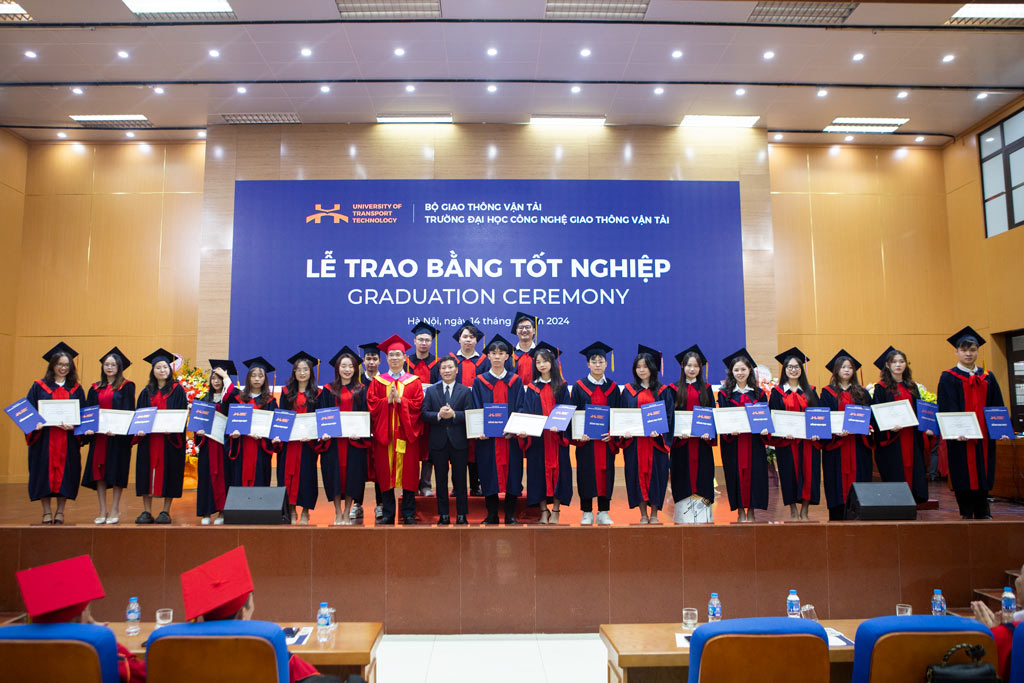 le trao bang tot nghiep 2024 08
