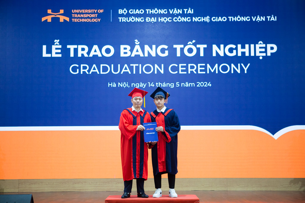 le trao bang tot nghiep 2024 12